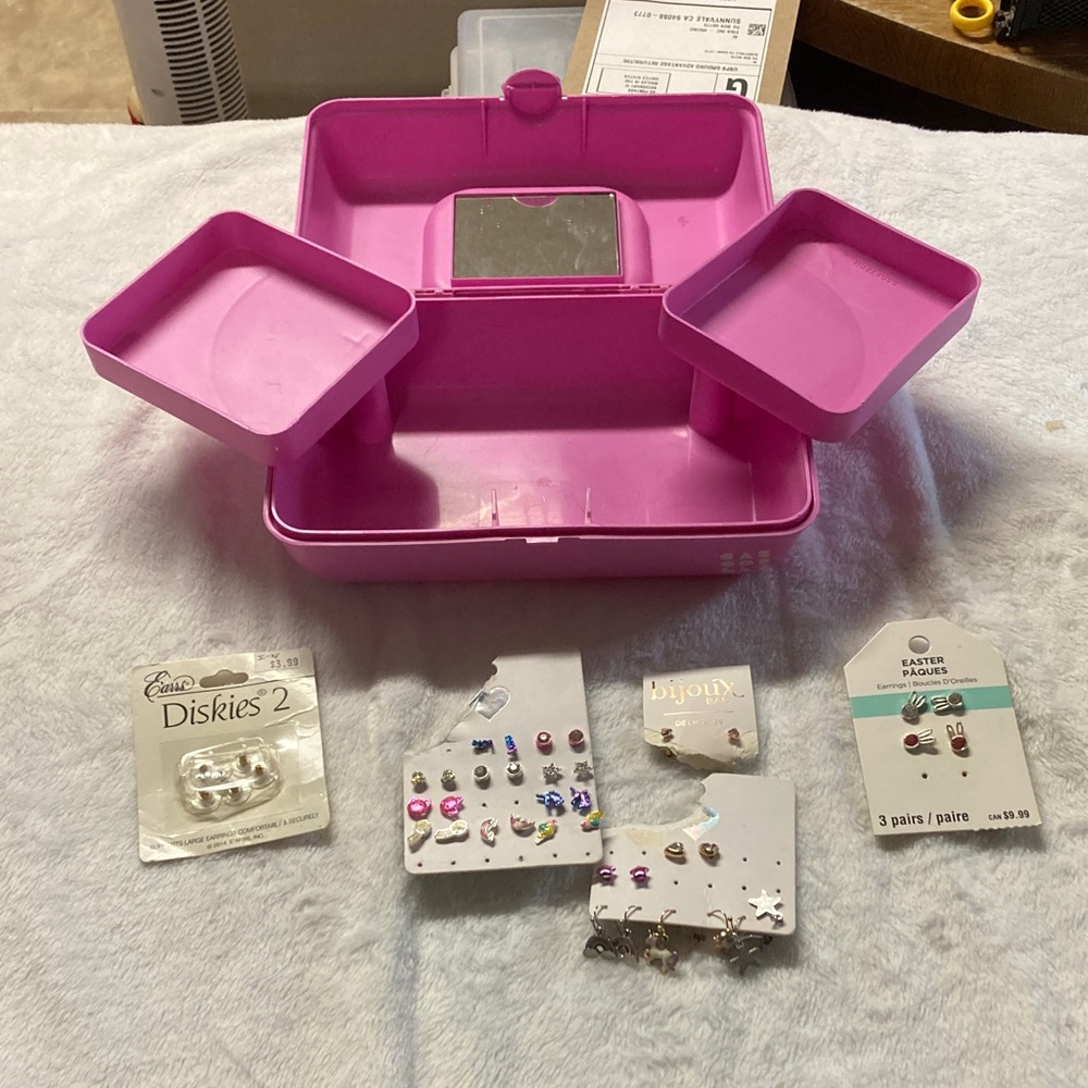 Caboodles Pink Plastic Jewelry Organizer Box with Mirror and earrings